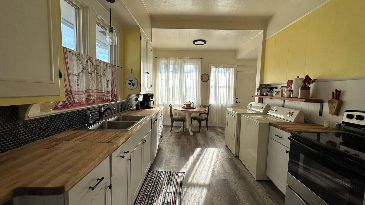Downtown Klamath Falls House | Charming 2-bedroom house in welcoming Klamath Falls with WiFi, AC