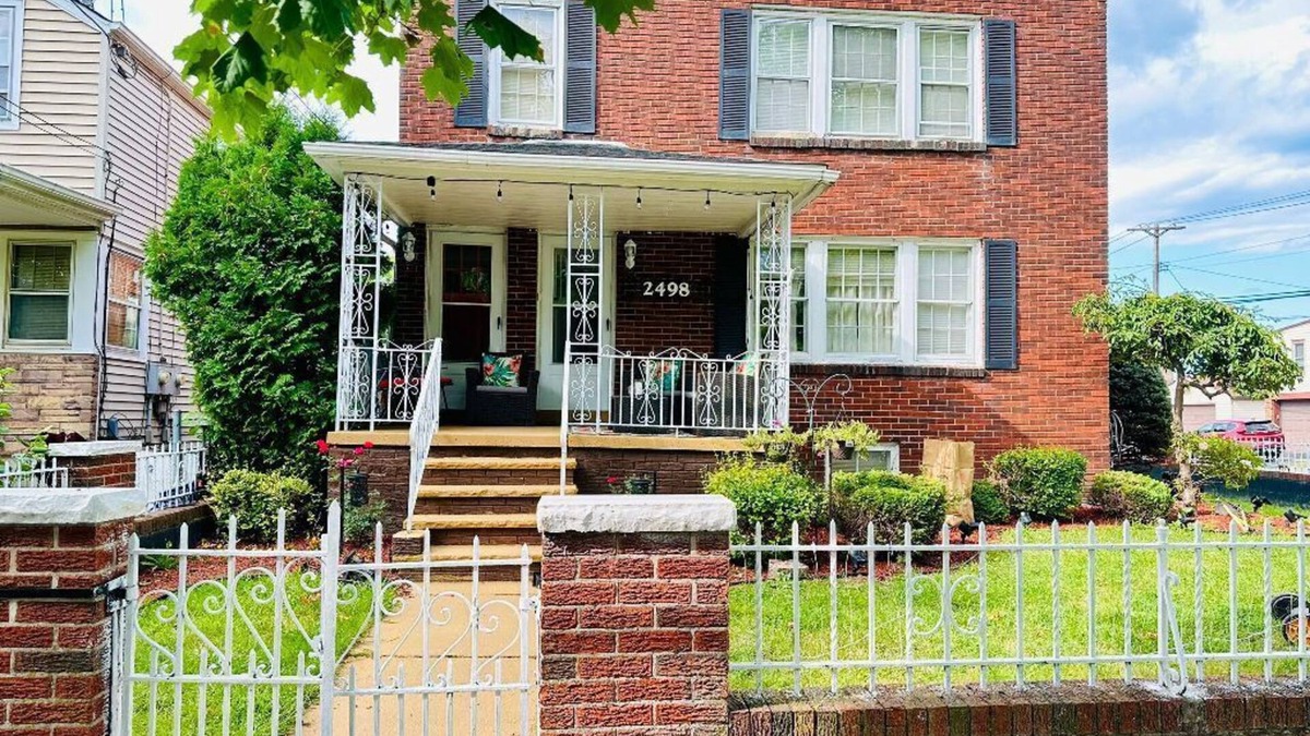 Niagara Falls House | Charming 2-bedroom house in enchanting Niagara Falls NY with AC, WiFi