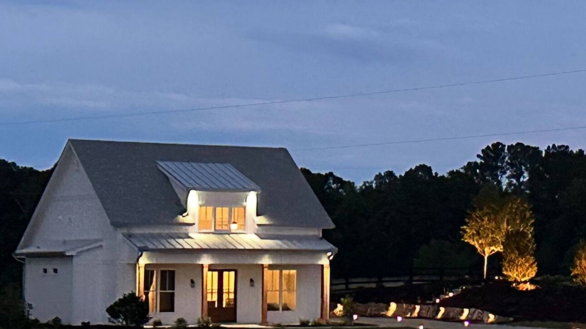 Bishop House | Charming 2-bedroom 2-bath house in Bishop - walk to the UGA equestrian complex
