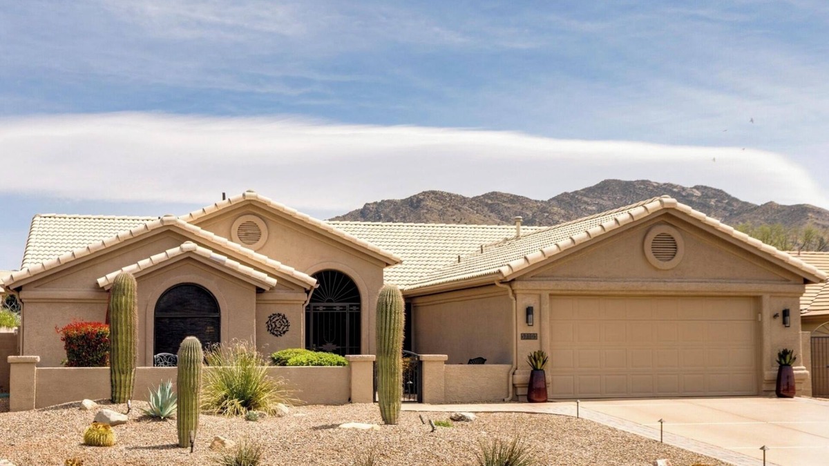 Saddlebrooke House | Charming 2-bedroom 2 bath home in Saddlebrooke one with private back yard.