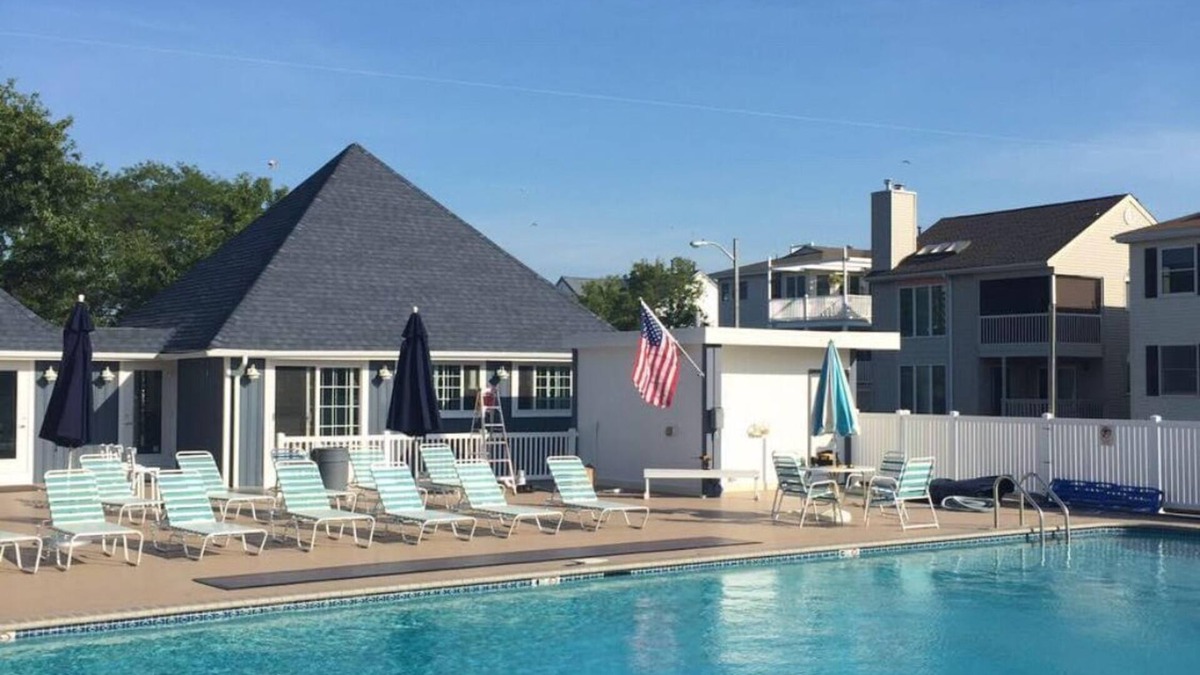 South End Condo | Charming 2-bedroom, 2nd floor condo with pool, AC, & WiFi in Ocean City, NJ