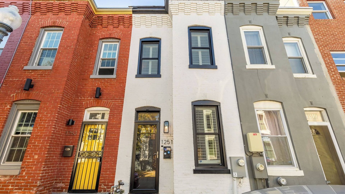H Street Corridor House | Charming 2-bedroom, 2.5 bathroom Rowhome in D.C.