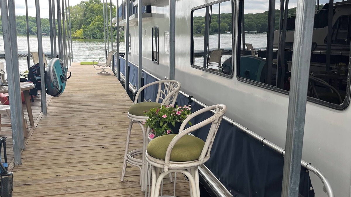 Mount Juliet Boat Rental | Charming 2-bedroom 80’ Houseboat with AC, WiFi in enchanting Mt. Juliet