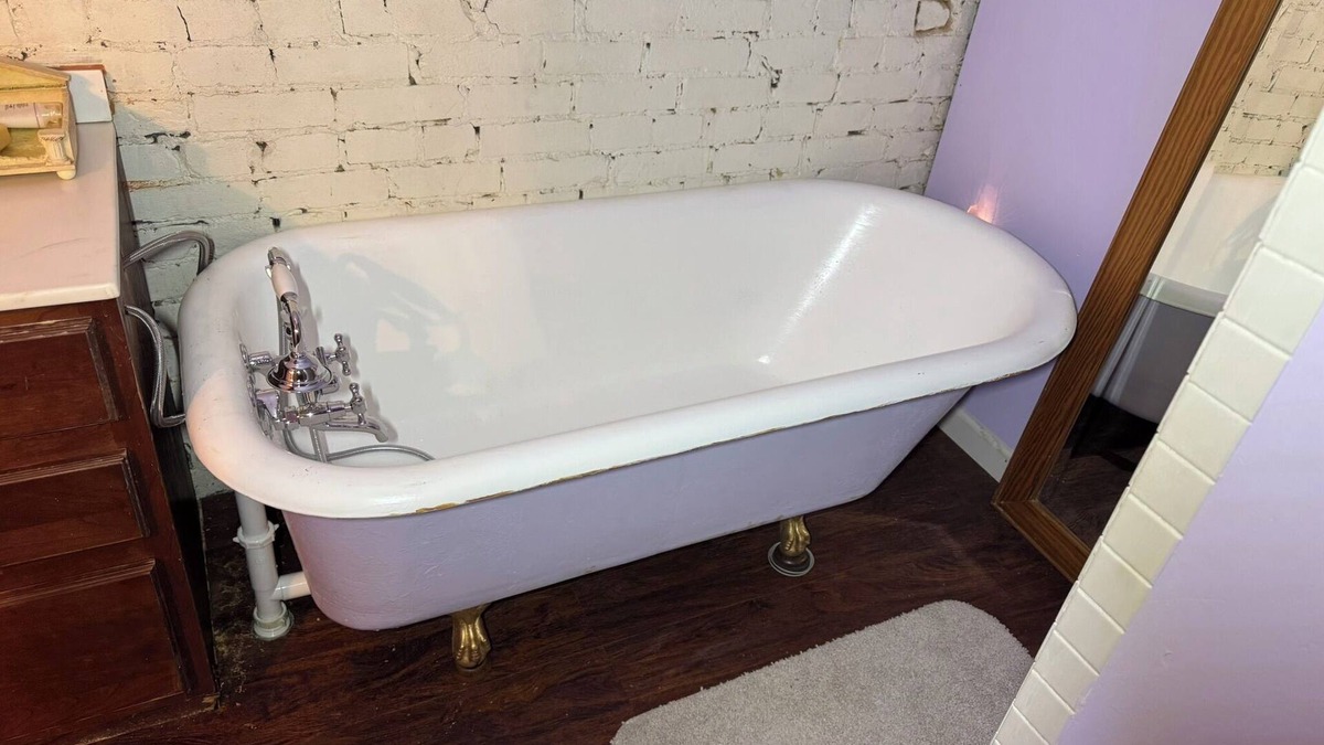 Evansville Apartment | Charming 2-bedroom apartment in Evansville with fitness room, AC