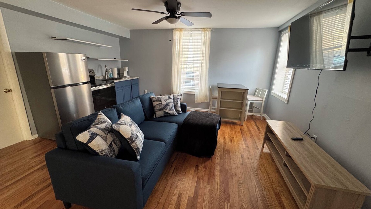 New Castle Apartment | Charming 2-bedroom apartment in brilliant New Castle with WiFi, AC