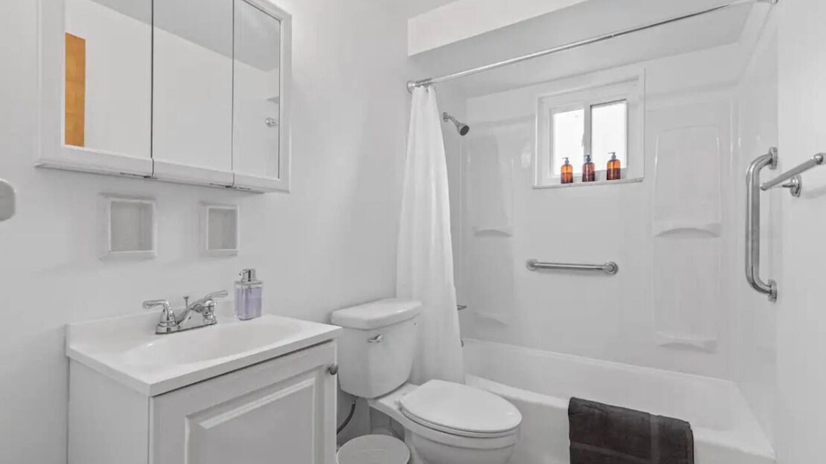 Brentwood Apartment | Charming 2-bedroom apartment with AC, WiFi in brilliant Pittsburgh