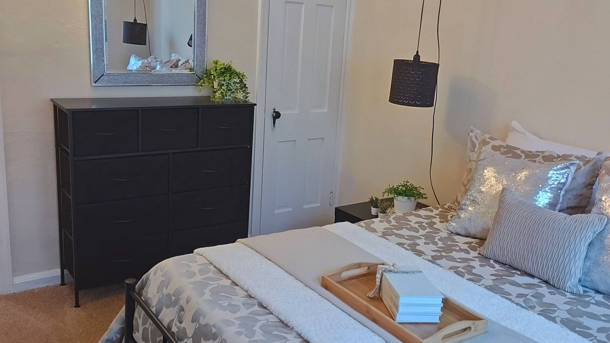 Portsmouth Apartment | Charming 2-bedroom apartment with WiFi, AC in Portsmouth. Close to Rivers Casino
