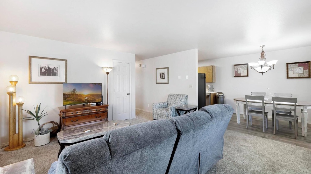 Twin Falls Apartment | Charming 2-bedroom apartment in fantastic Twin Falls with WiFi, AC