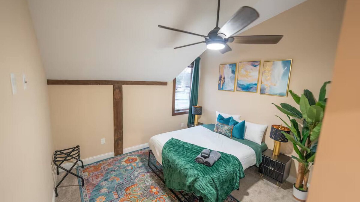 Warrendale House | Charming 2-bedroom apartment in terrific Warrendale with AC