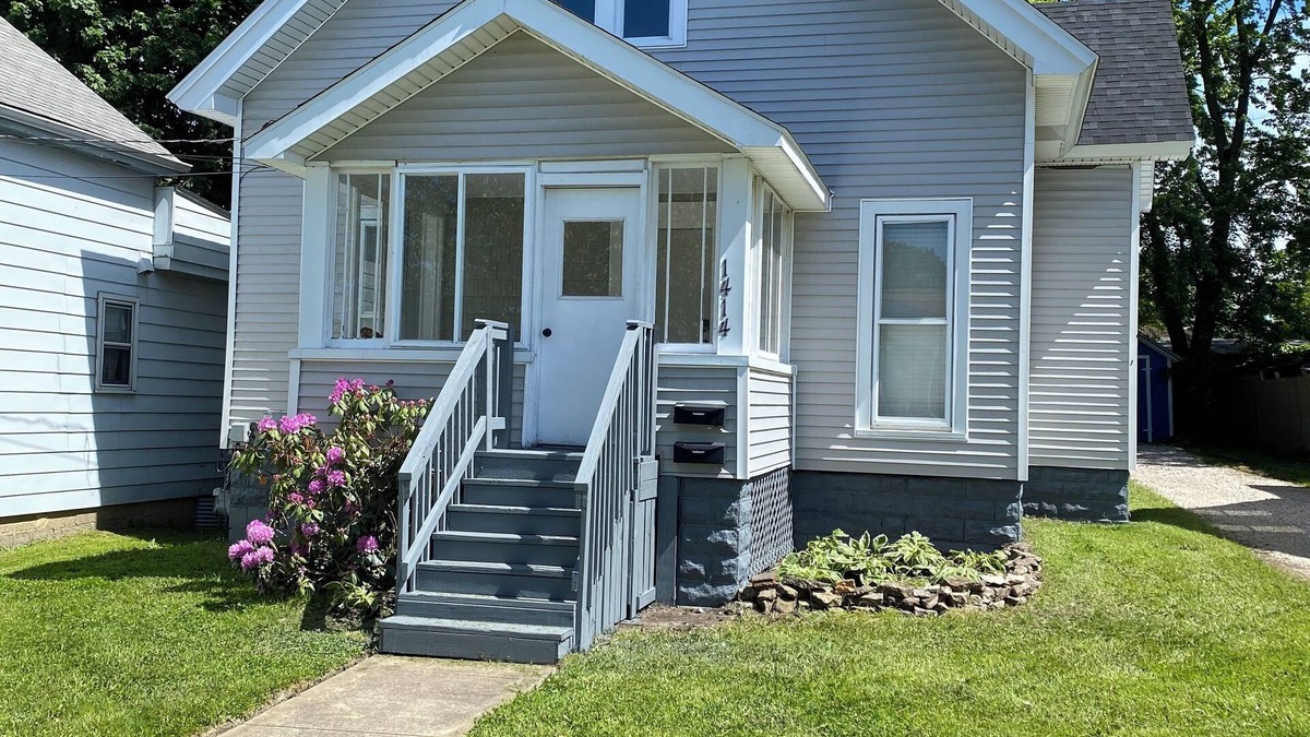 Ashtabula Apartment | Charming 2-bedroom apartment with AC, WiFi, in The Historic Ashtabula Harbor