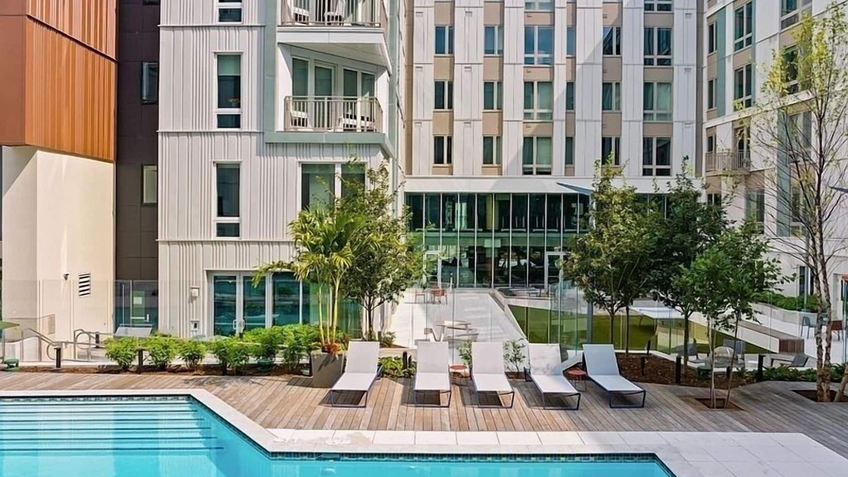 East Cambridge Apartment | Charming 2-bedroom apartment with pool and fitness room WiFi in lovely Cambridge