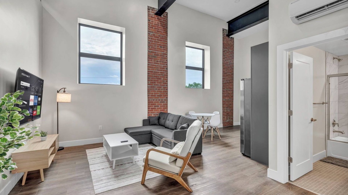 Cleveland Apartment | Charming 2-bedroom apartment in brilliant Cleveland with AC, WiFi