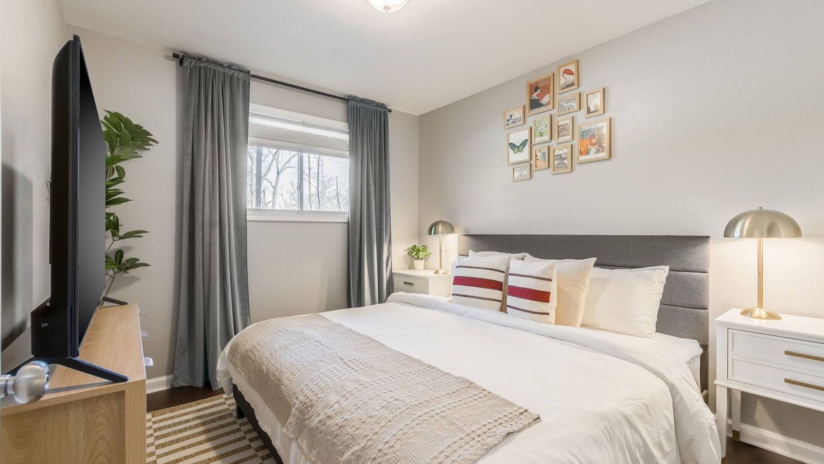 Riverside Apartment | Charming 2-bedroom apt in quiet Riverside in between airport and Kansas City