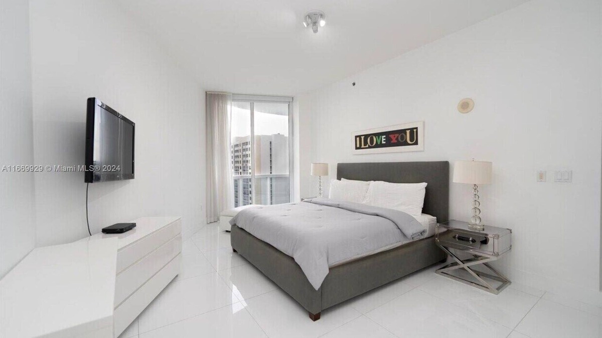 Aventura Apartment | Charming 2-bedroom apartment with AC, fitness room in welcoming Aventura