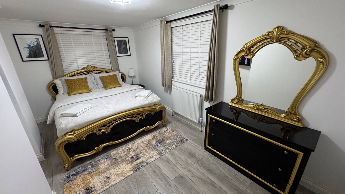 College Park and Old Oak Apartment | Charming 2 Bedroom Apartment in London