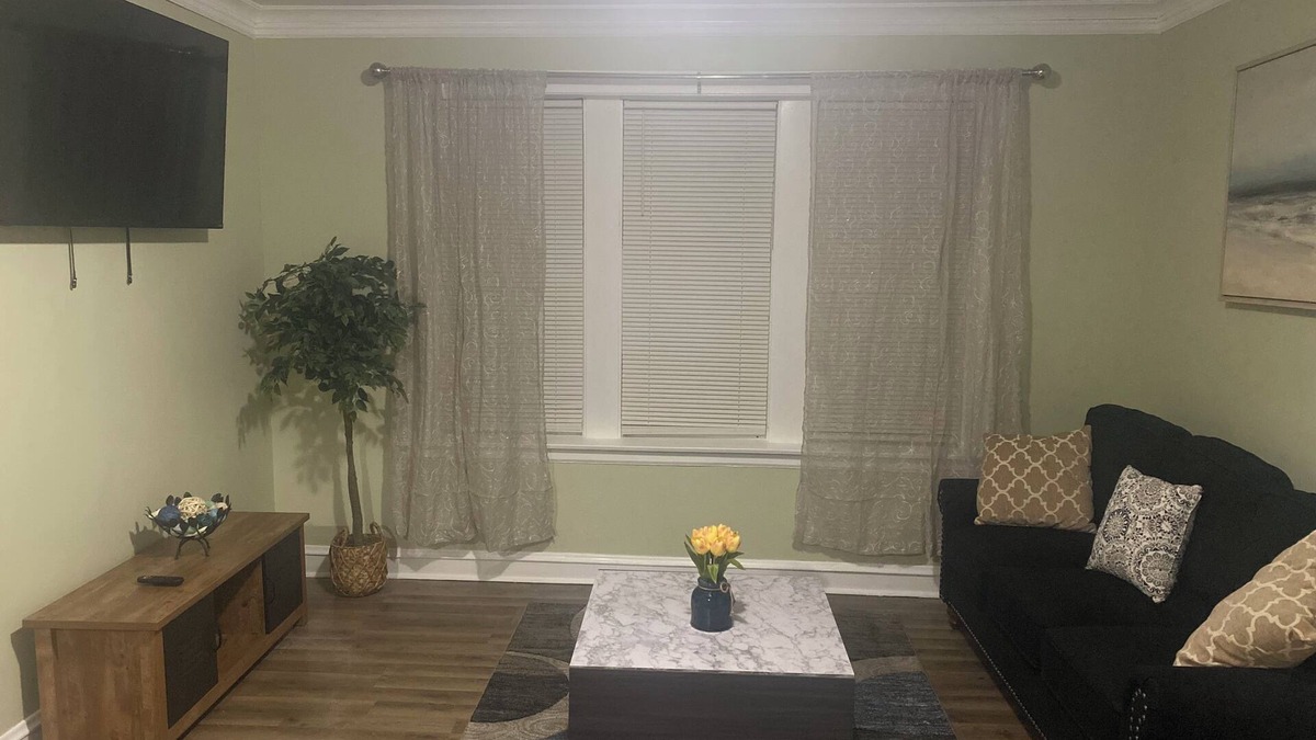 Gage Park Apartment | Charming 2-bedroom apartment in awesome Chicago with WiFi, AC