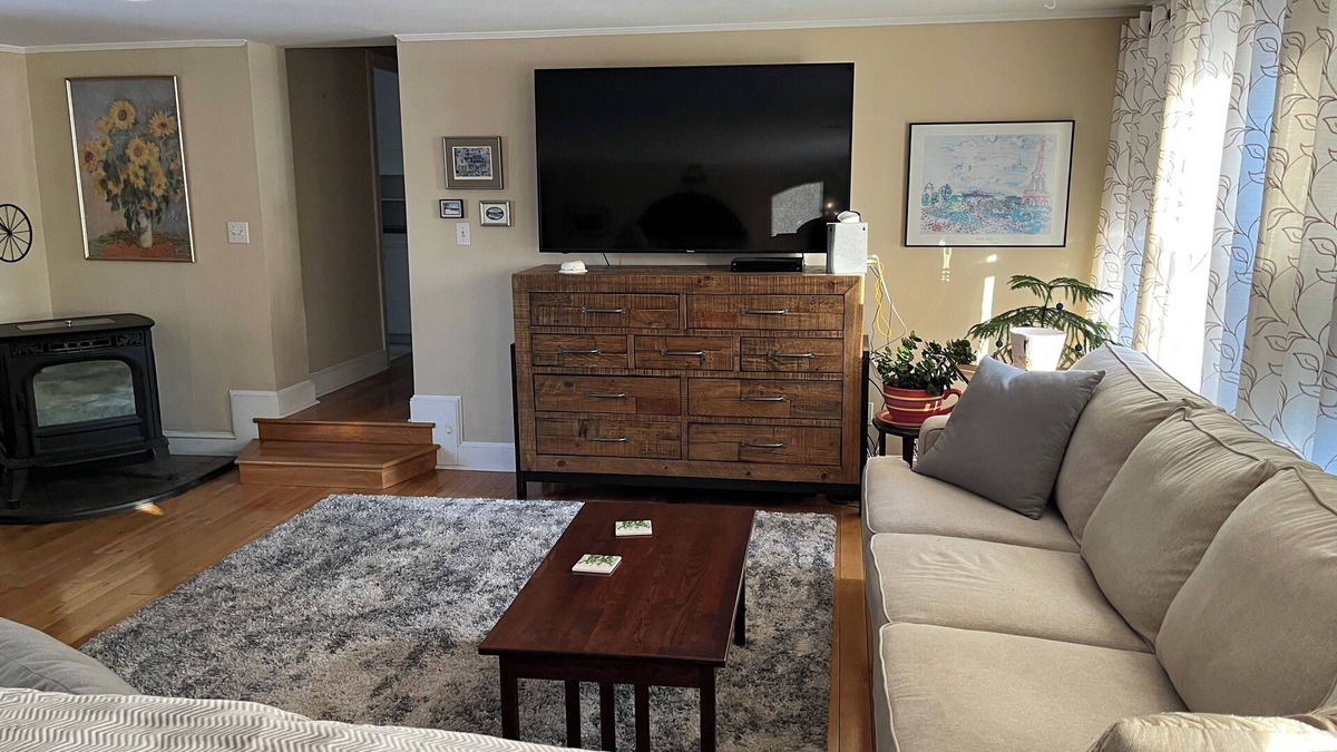 Houlton Apartment | Charming 2-bedroom apartment with very fast WiFi, AC, full deck and bbq grill