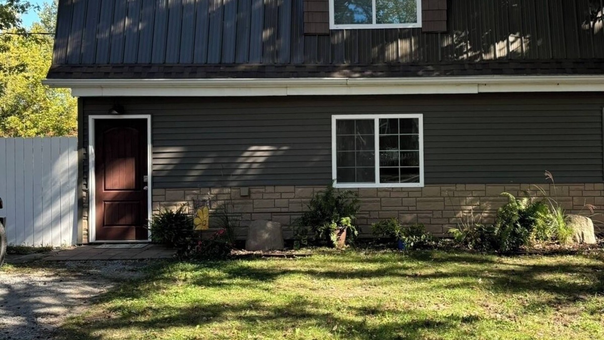 Benton Apartment | Charming 2-bedroom apartment near Rend Lake