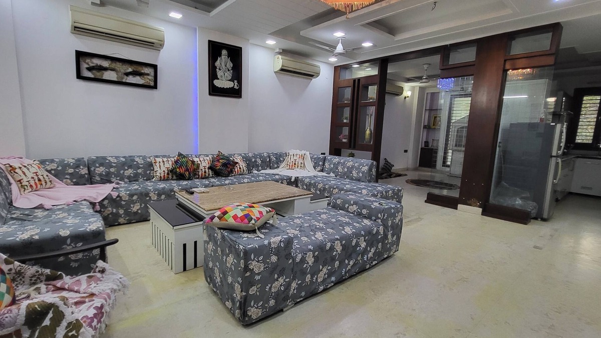 Pitampura Apartment | Charming 2-bedroom apartment with AC, WiFi in enchanting Lok Vihar, Delhi