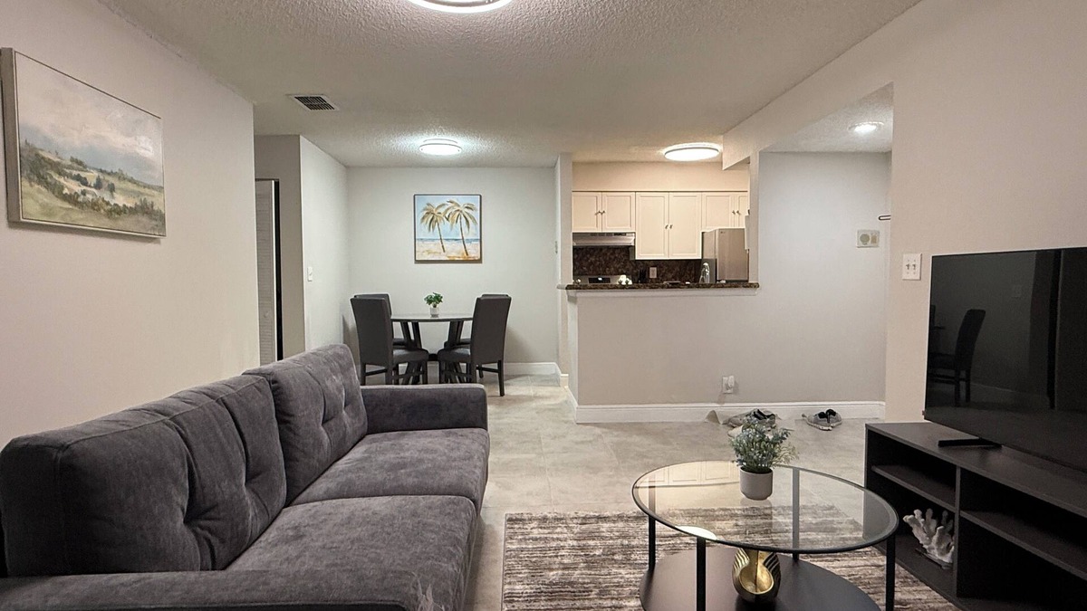 Davie Apartment | Charming 2-bedroom apartment in lovely Davie with AC close to Beaches and Uni!