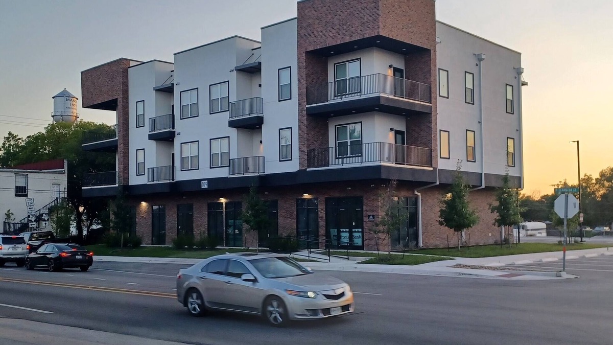 Manor Apartment | Charming 2-Bedroom Apartment in Downtown Manor
