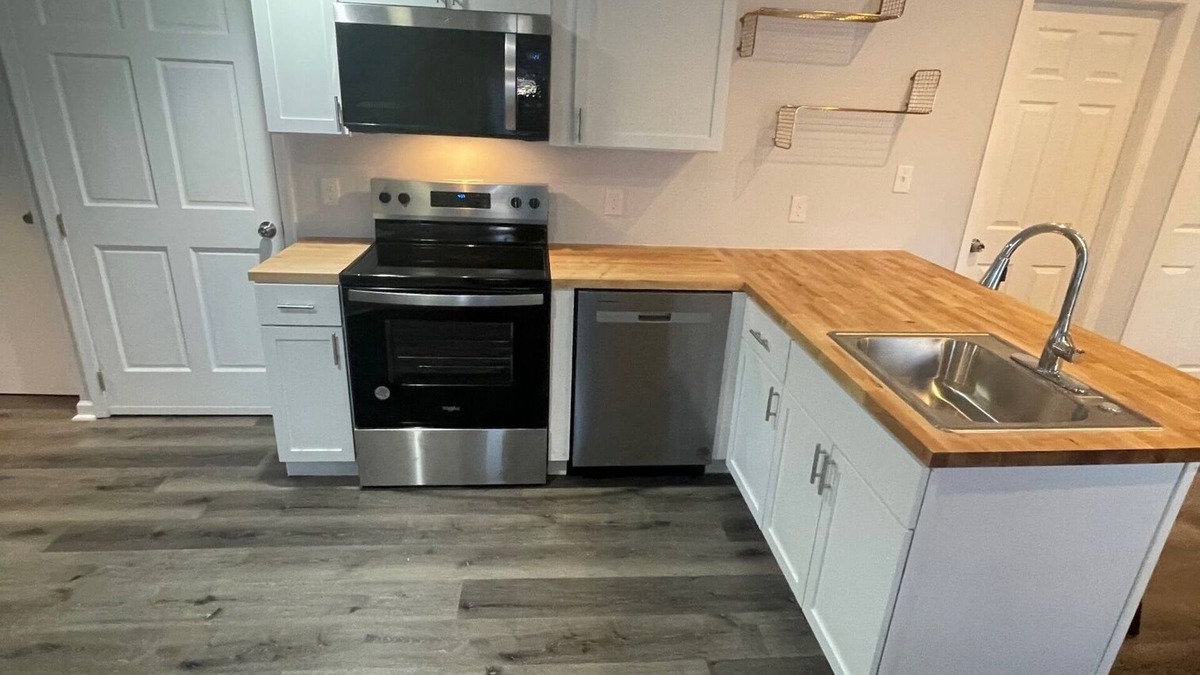 Aston Apartment | Charming 2-bedroom apartment with WiFi, AC in welcoming Media