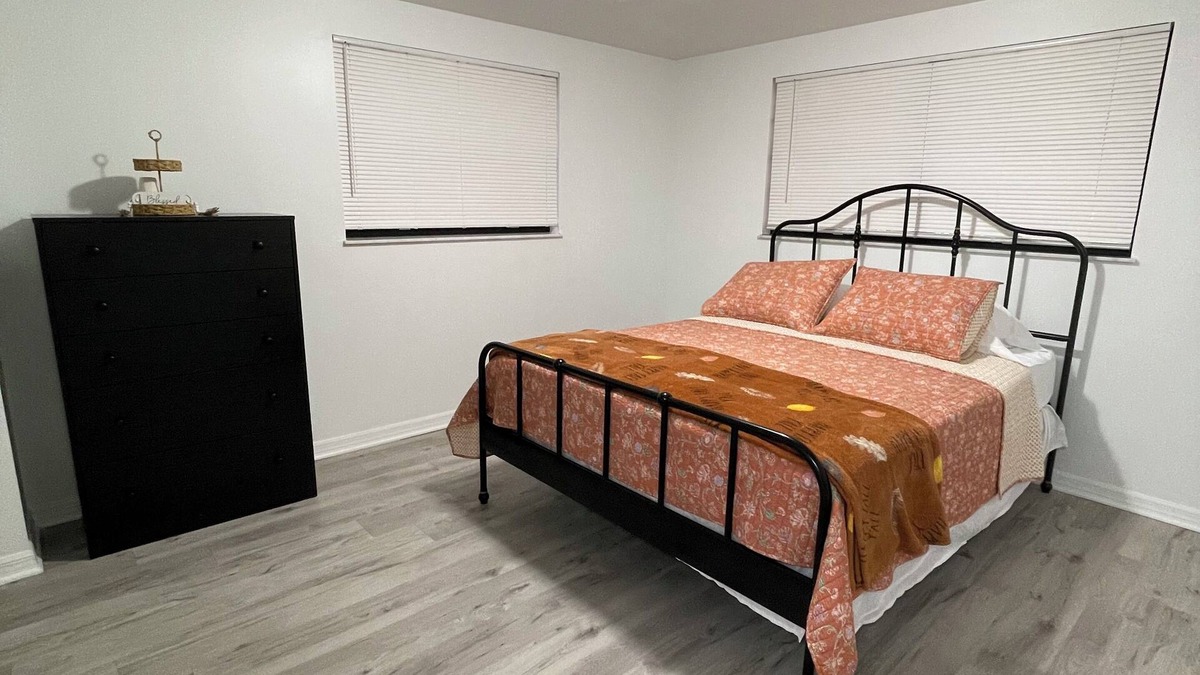 University Apartment | Charming 2-bedroom apartment with WiFi and AC in sunny Tampa
