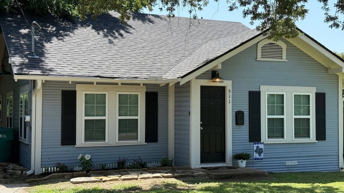 Gatesville House | Charming 2-bedroom bungalow in downtown Gatesville with AC, WiFi