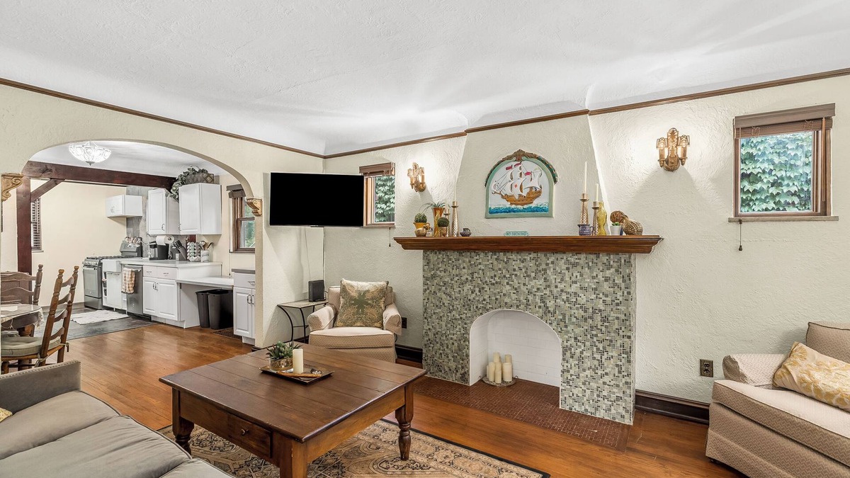 Hazel Park House | Charming 2-bedroom bungalow with WiFi, AC in Hazel Park