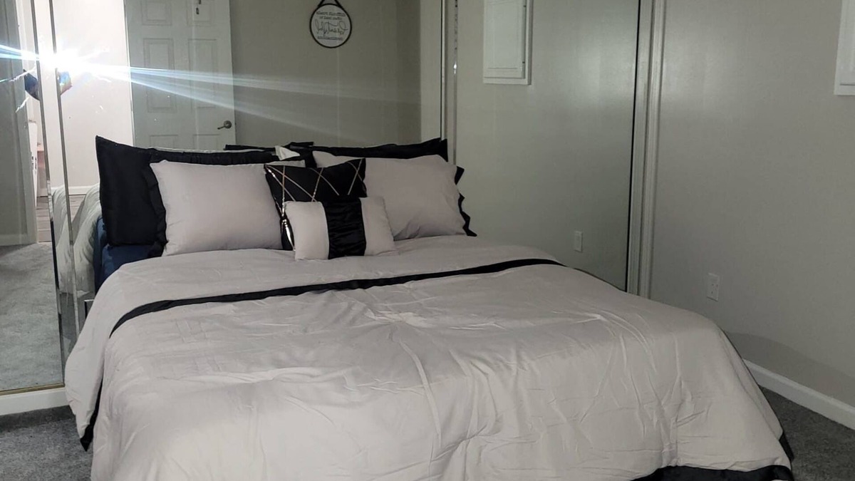 Decatur House | Charming 2 bedroom basement in lovely Stonecrest with AC, WiFi