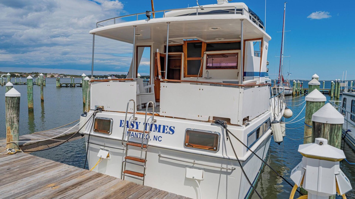 Manteo Boat Rental | Charming 2-bedroom boat in amazing Manteo WiFi, AC, fitness room, pool, kayaks