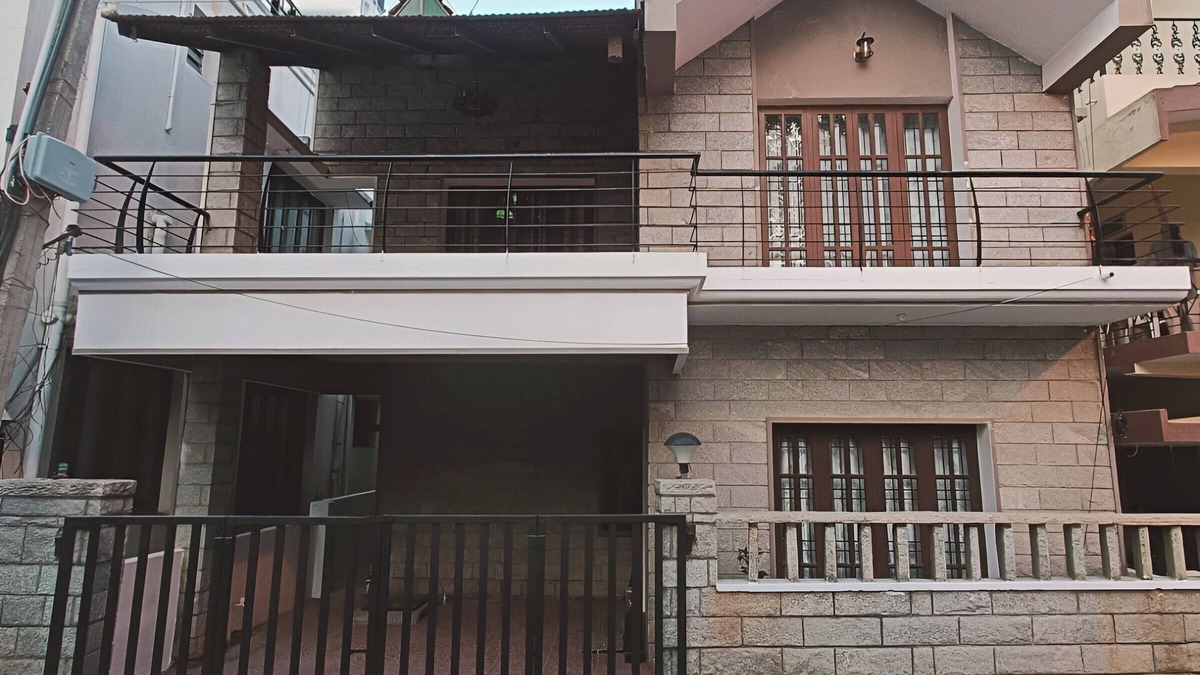 Hebbal House | Charming 2-bedroom bungalow with Wi-Fi, AC, Parking in awesome Bengaluru-Hebbal