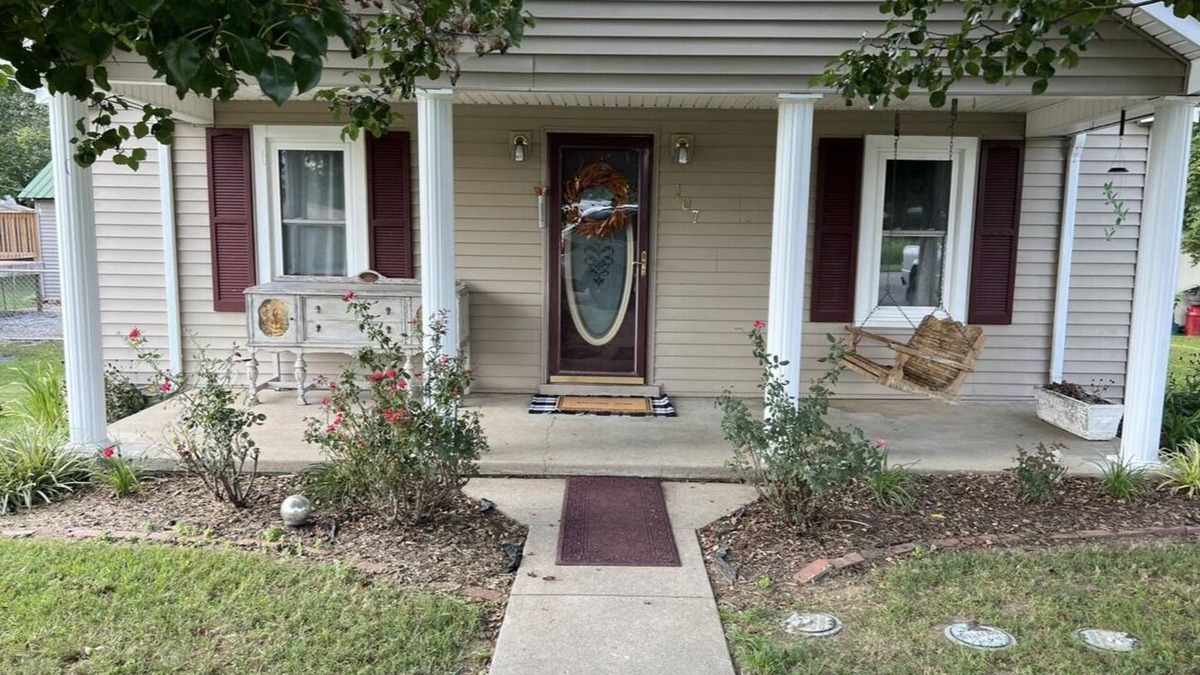 Cave City House | Charming 2-bedroom bungalow with WiFi, AC in serene Cave City.