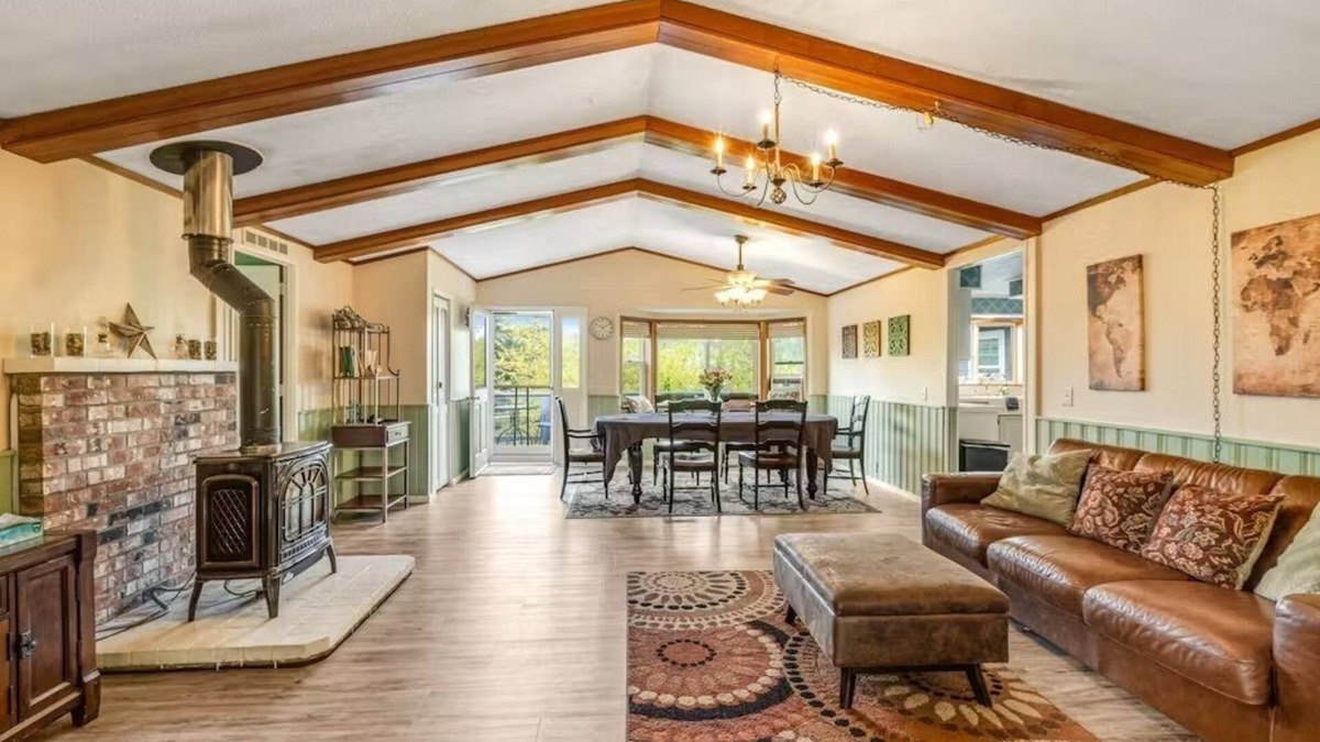 Deer Harbor Apartment | Charming 2-bedroom bungalow with hot tub in Deer Harbor. Walk to the marina!