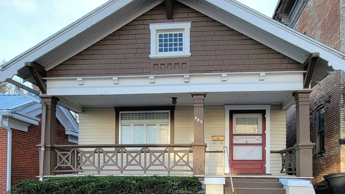 Hannibal House | Charming 2-bedroom bungalow with WiFi, in Historic downtown Hannibal, MO.