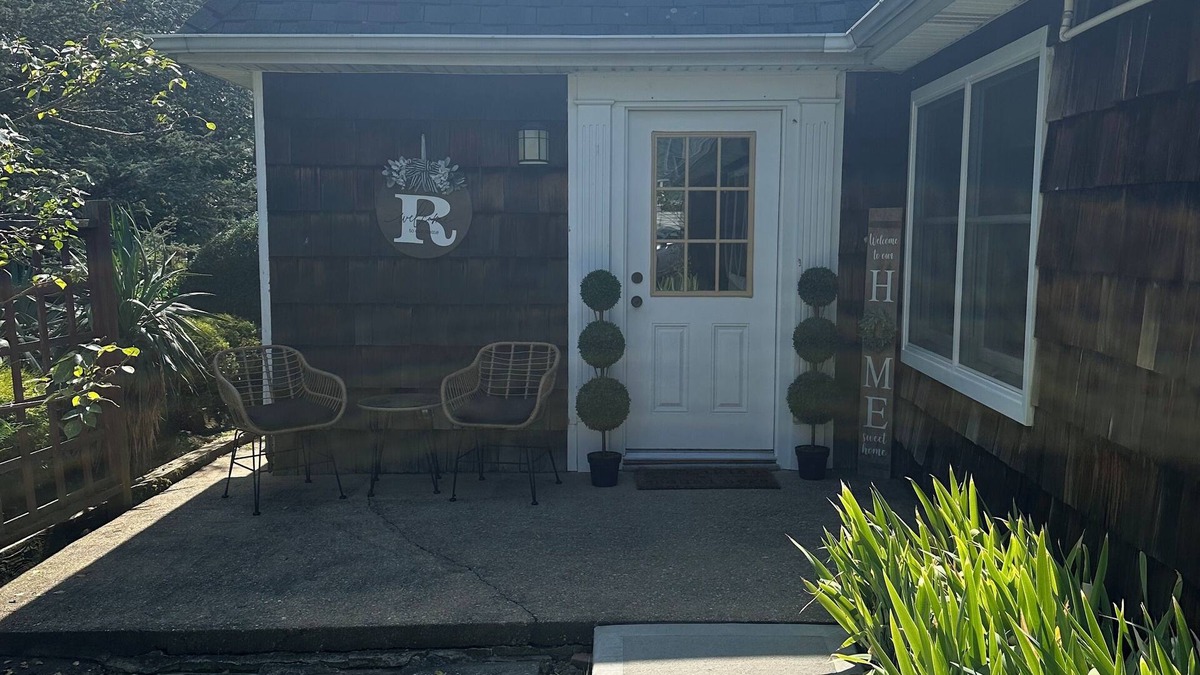 Seaford House | Charming 2-bedroom bungalow in Seaford with outdoor bar area for the RYDER CUP