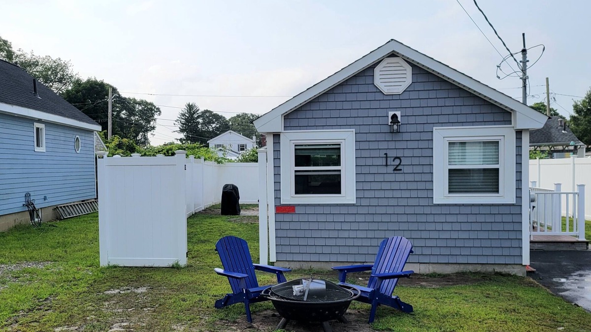 Wareham Center House | Charming 2-bedroom bungalow in brilliant Wareham with AC, WiFi.