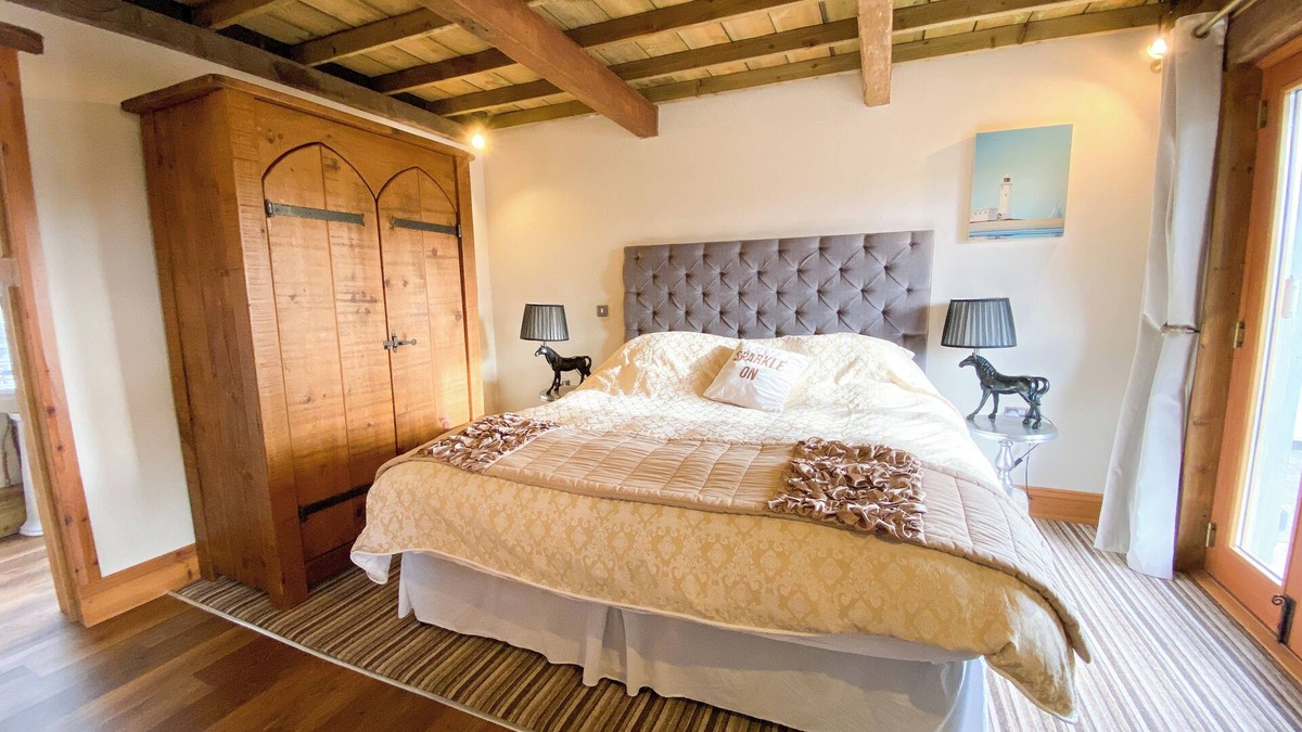 Earlswood Cottage | Charming 2-bedroom cottage in the countryside Birmingham with hot tub, sauna