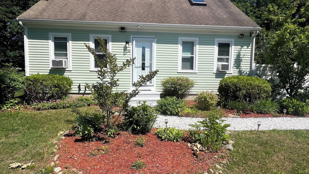 Hyannis Cottage | Charming 2-bedroom cottage with AC, WiFi in serene Barnstable