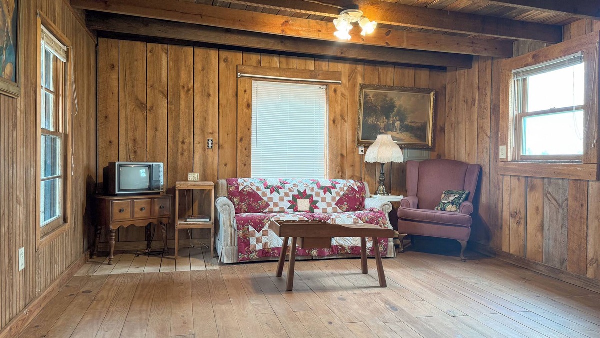 Wilder Cabin | Charming 2-bedroom cabin in Clarkrange