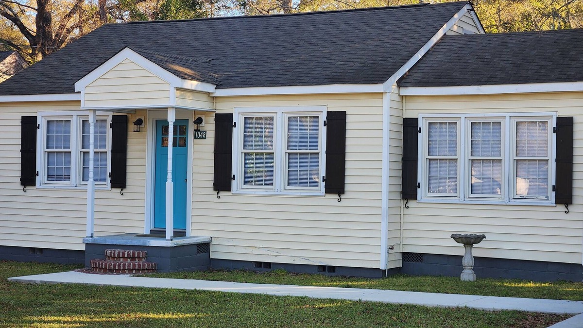 Holly Hill Cottage | Charming 2-bedroom cottage close to I26 and I95; 1 hr from Charleston