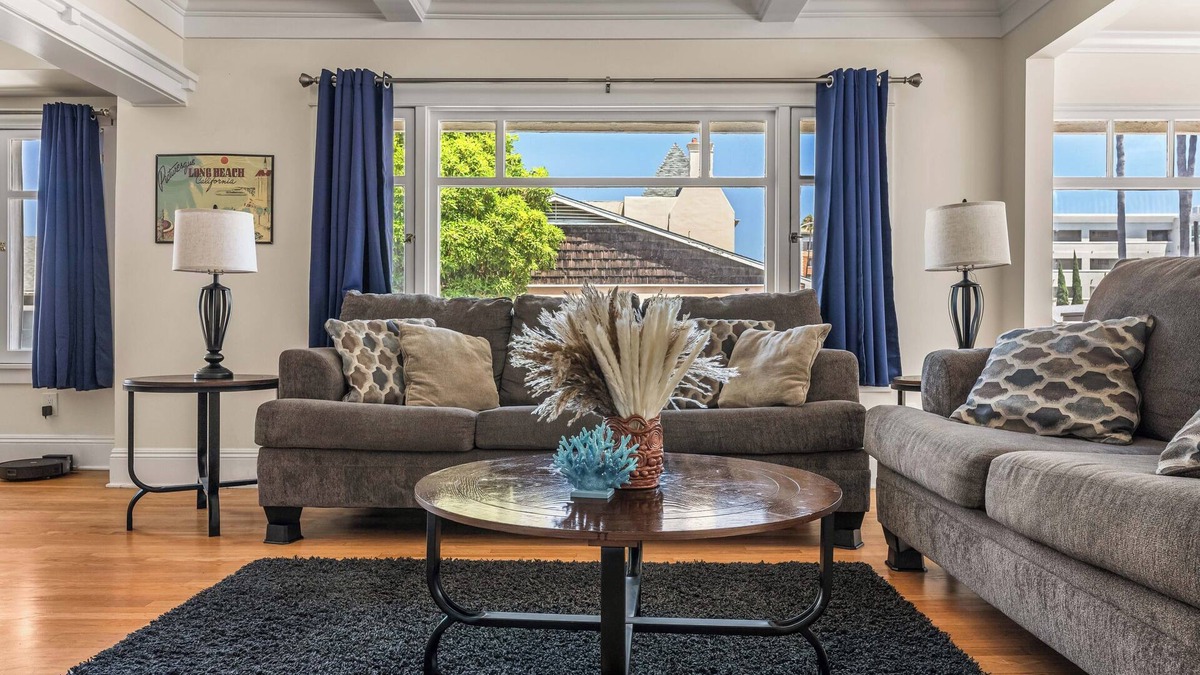 Alamitos Beach Apartment | Charming 2-bedroom Condo with Easy walk to Alamitos Beach & Long Beach Marina