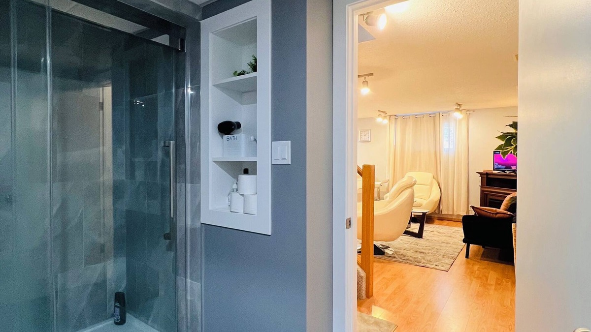Medicine Hat House | Charming 2- bedroom basement house with WiFi, AC in wonderful Medicine Hat