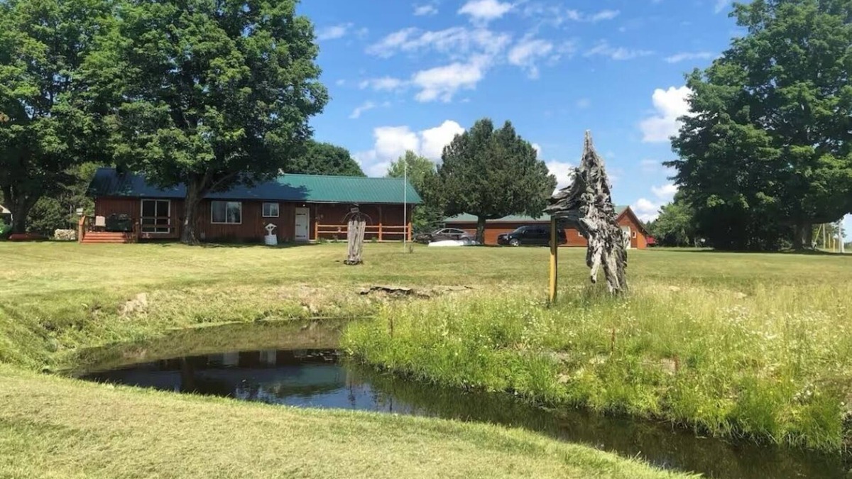 Gladstone Cabin | Charming 2-bedroom cabin with WiFi and AC in Gladstone