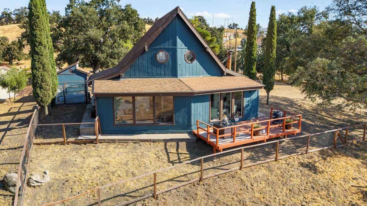Stallion Springs Cabin | Charming 2-bedroom cabin with AC and WiFi with Incredible Views