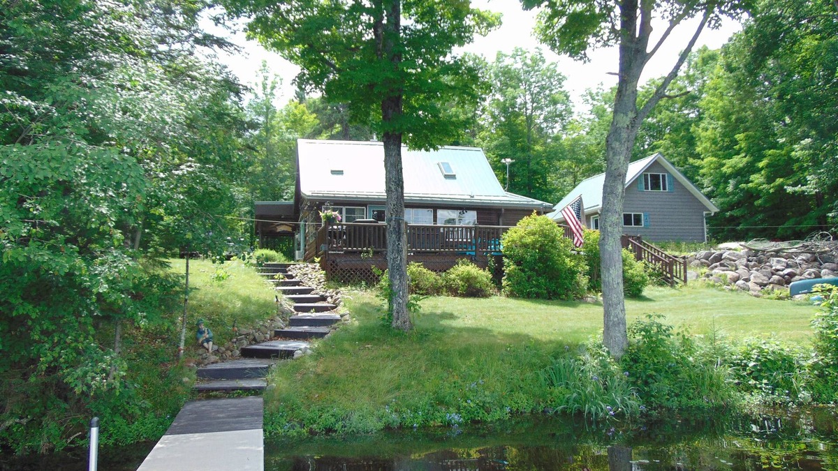 Florence Cabin | Charming 2-bedroom cabin with WiFi on beautiful Patten Lake