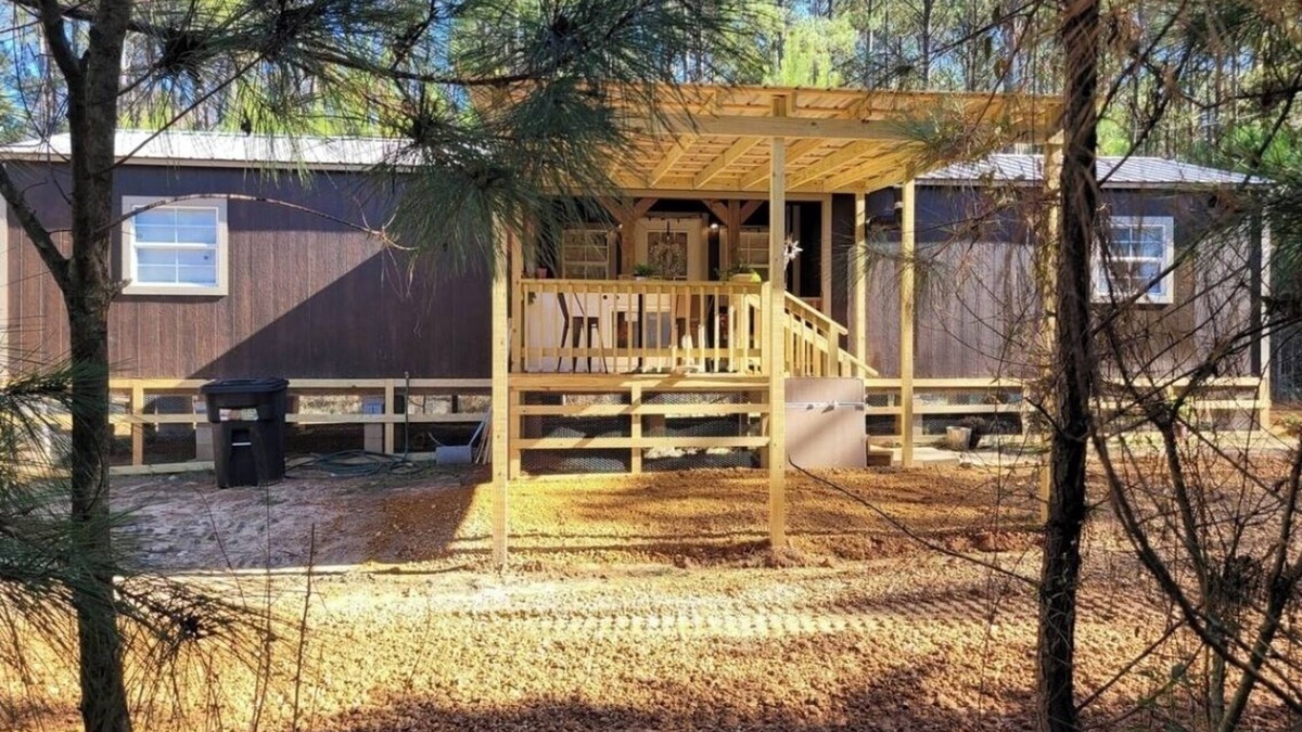Chatawa Cabin | Charming 2-bedroom cabin with AC, WiFi in lovely Magnolia, Mississippi.