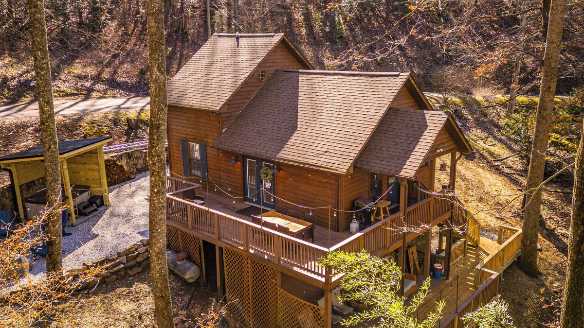 Qualla Cabin | Charming 2-bedroom cabin close to Bryson City with AC, WiFi, Hot tub