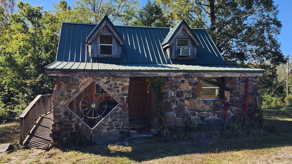 Harrison Cabin | Charming 2-bedroom cabin on 18 Acres with WiFi, AC in Compton. Hunting Perfect!