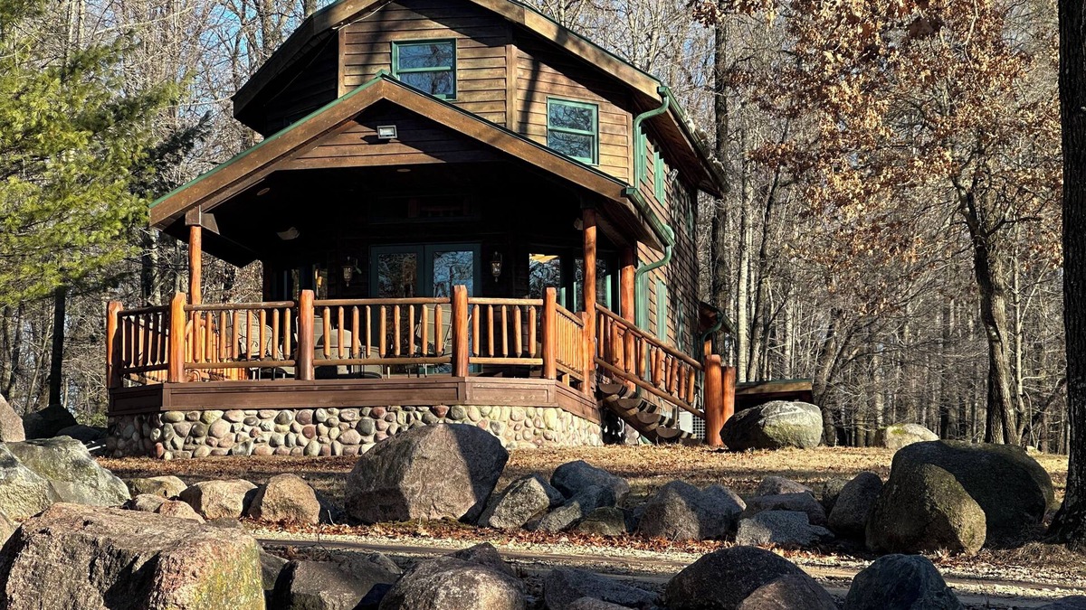 Krakow Cabin | Charming 2 bedroom cabin with WiFi, AC in brilliant Gillett
